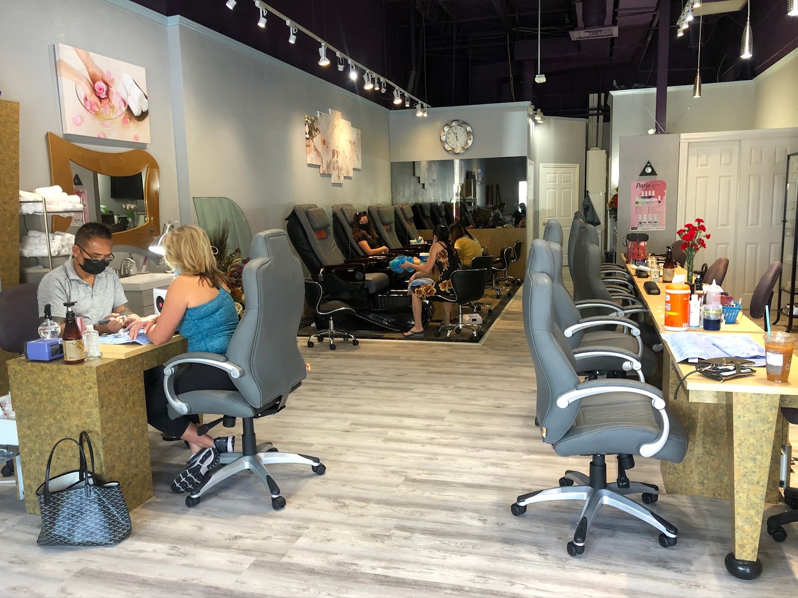 Bea’s Nails and Spa III logo